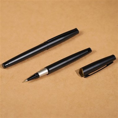 Pena logam hitam
